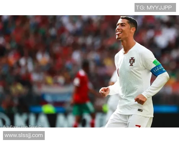 欧冠赛场惊现球迷疯狂一幕C罗球衣被抢引发热议